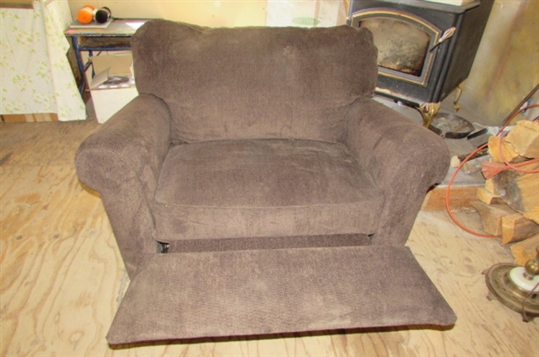 OVERSIZED DARK BROWN RECLINER