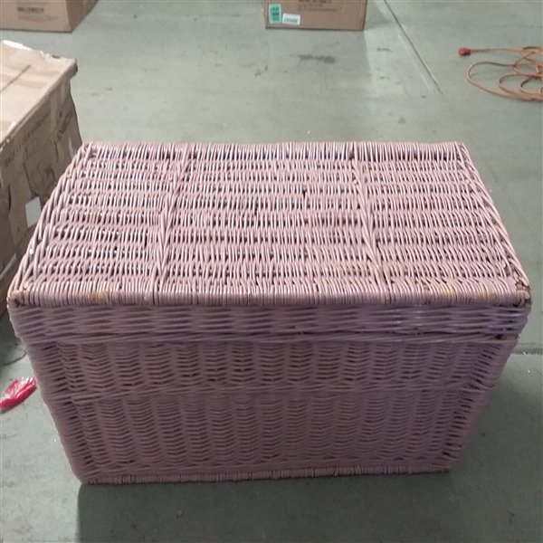 LARGE WICKER BASKET WITH LID