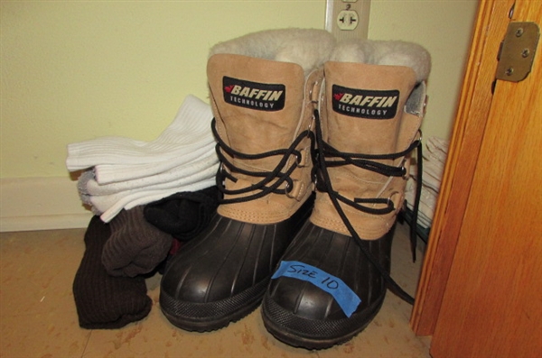 MEN'S SIZE 10 SNOW BOOTS & SOCKS