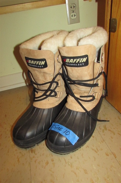 MEN'S SIZE 10 SNOW BOOTS & SOCKS