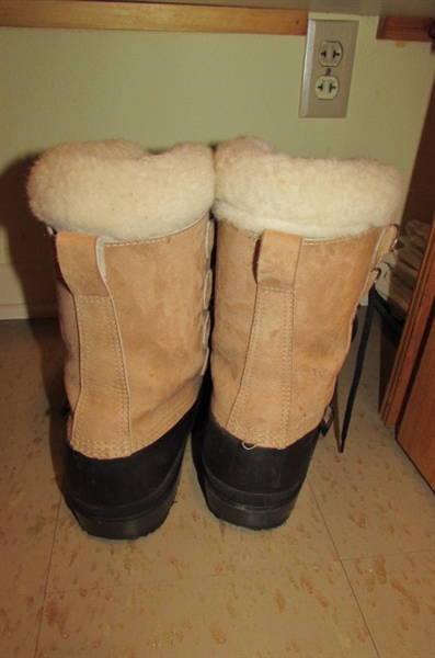 MEN'S SIZE 10 SNOW BOOTS & SOCKS