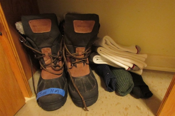 MEN'S SIZE 11 SNOW BOOTS & SOCKS