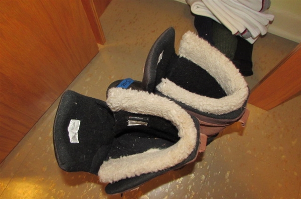 MEN'S SIZE 11 SNOW BOOTS & SOCKS