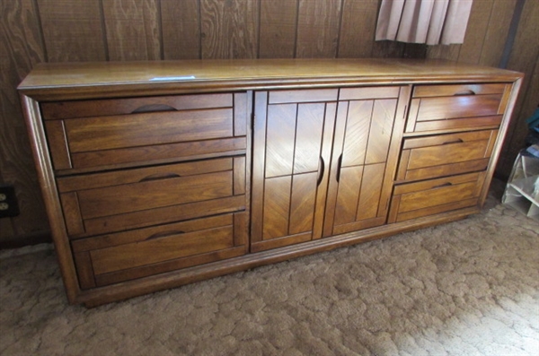 9 DRAWER 'BROOKSTONE' LADIES DRESSER -