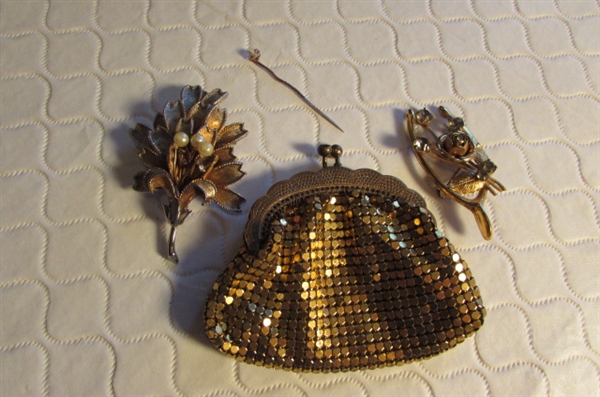 ANTIQUE METAL COIN PURSE & VINTAGE BROOCHES