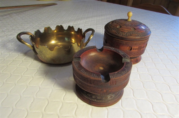 VINTAGE HEAVY BRASS BOWL & CARVED WOODEN BOWLS