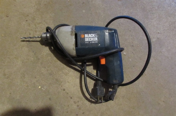 2 BLACK & DECKER ELECTRIC DRILLS & DRILL BITS