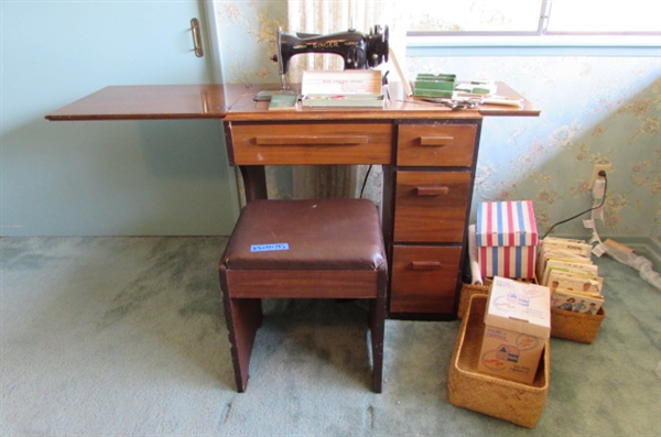 VINTAGE SINGER SEWING MACHINE IN WOODEN CABINET WITH PATTERNS & NOTIONS