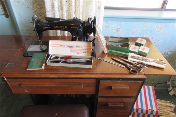 VINTAGE SINGER SEWING MACHINE IN WOODEN CABINET WITH PATTERNS & NOTIONS