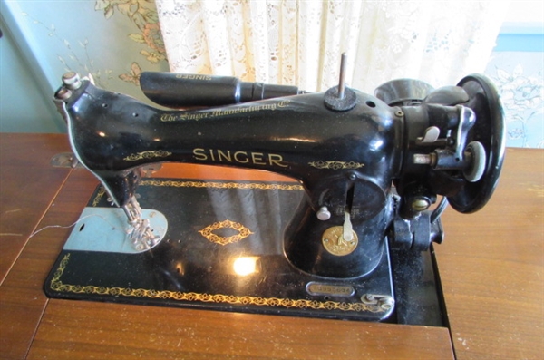 VINTAGE SINGER SEWING MACHINE IN WOODEN CABINET WITH PATTERNS & NOTIONS