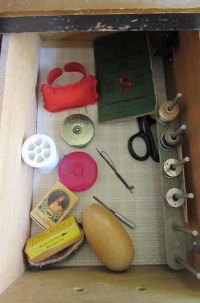 VINTAGE SINGER SEWING MACHINE IN WOODEN CABINET WITH PATTERNS & NOTIONS