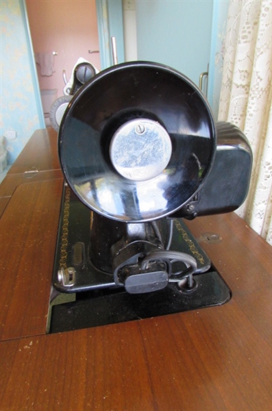 VINTAGE SINGER SEWING MACHINE IN WOODEN CABINET WITH PATTERNS & NOTIONS