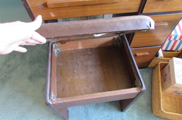 VINTAGE SINGER SEWING MACHINE IN WOODEN CABINET WITH PATTERNS & NOTIONS