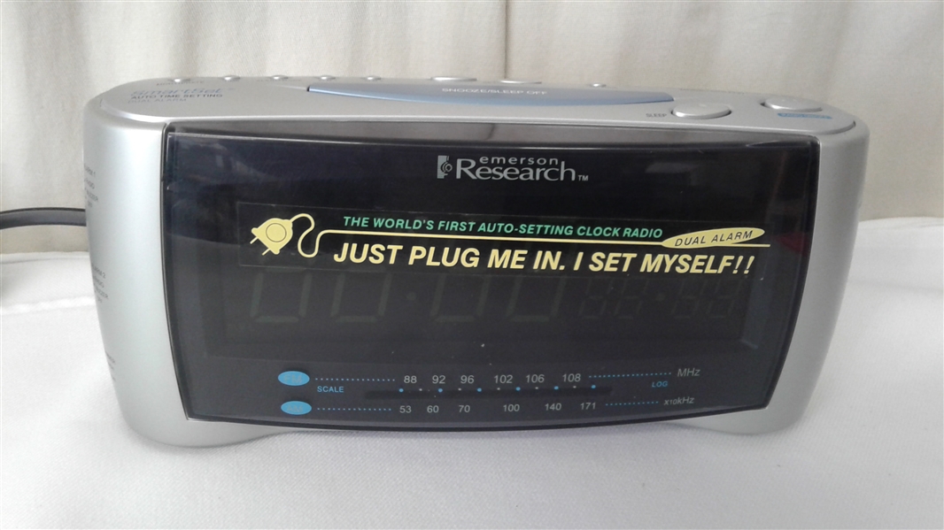 EMERSON RESEARCH JUMBO DISPLAY AUTO-SETTING CLOCK RADIO