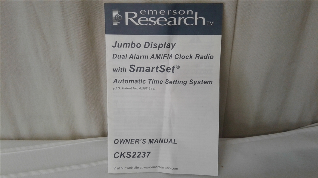 EMERSON RESEARCH JUMBO DISPLAY AUTO-SETTING CLOCK RADIO