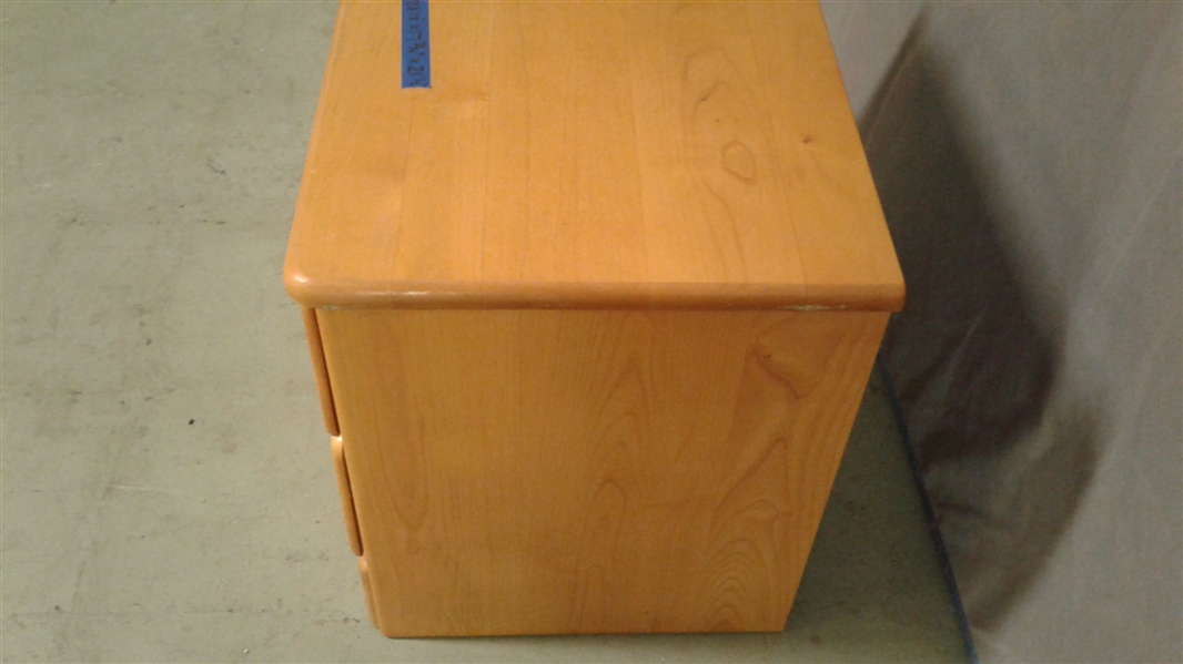 2 DRAWER BLONDE WOOD NIGHTSTAND *MATCHES LOT 22*