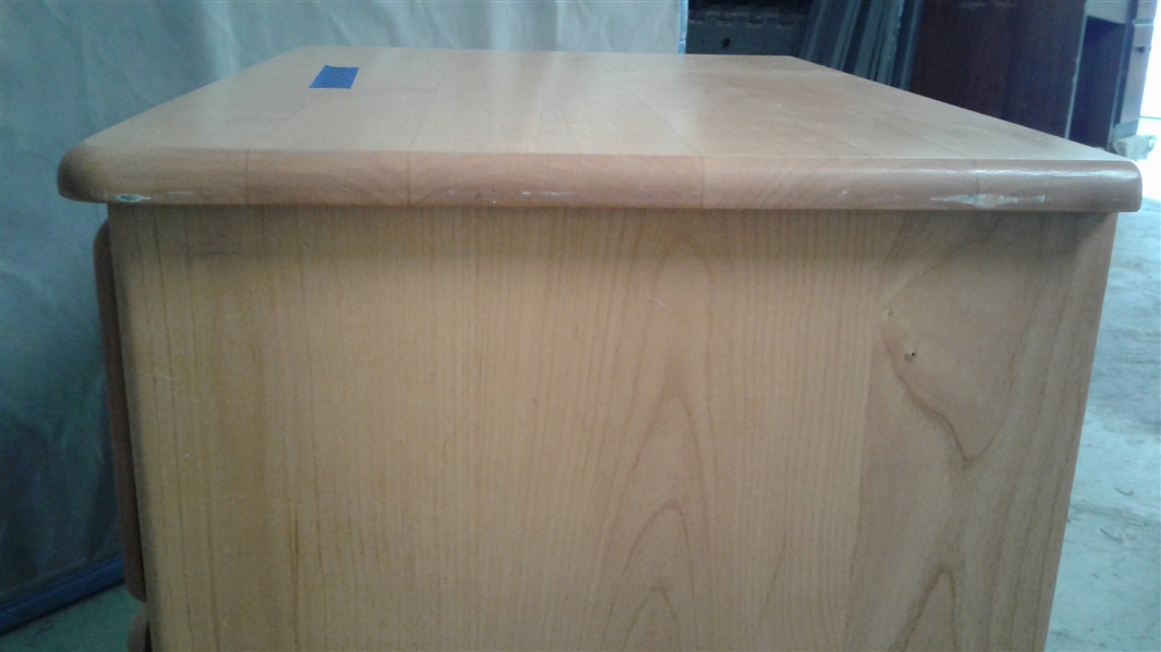 2 DRAWER BLONDE WOOD NIGHTSTAND *MATCHES LOT 22*