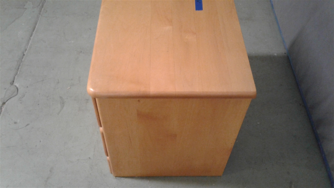 2 DRAWER BLONDE WOOD NIGHTSTAND 