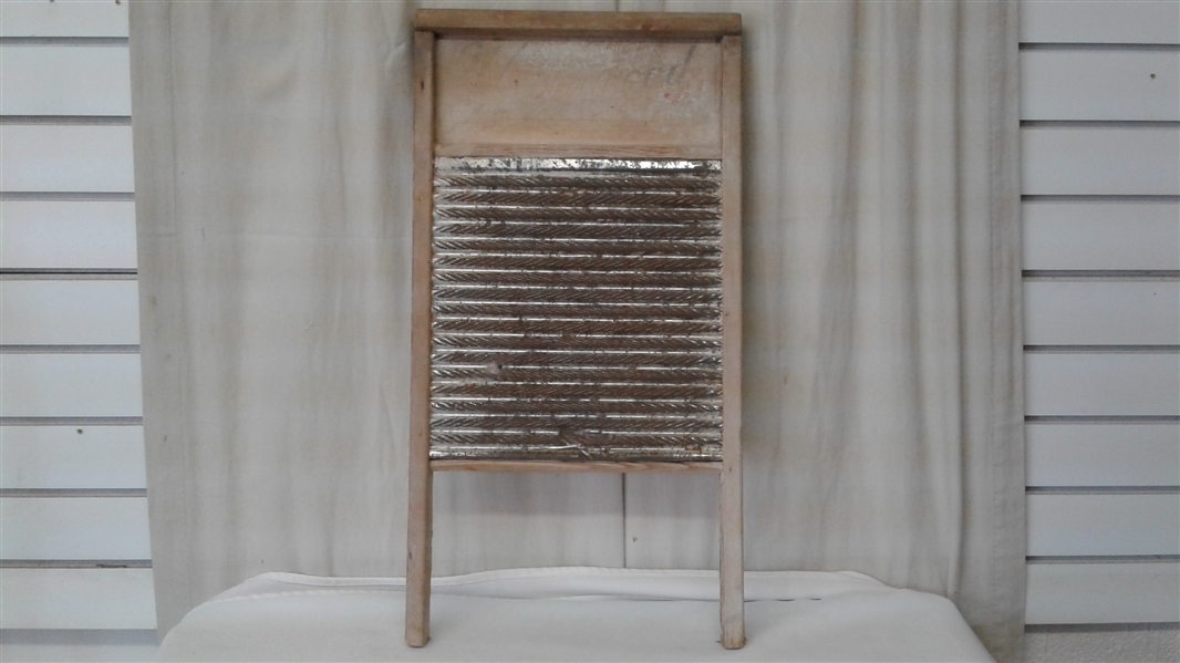 VINTAGE HOWARD MANUFACTURING COMPANY WASHBOARD