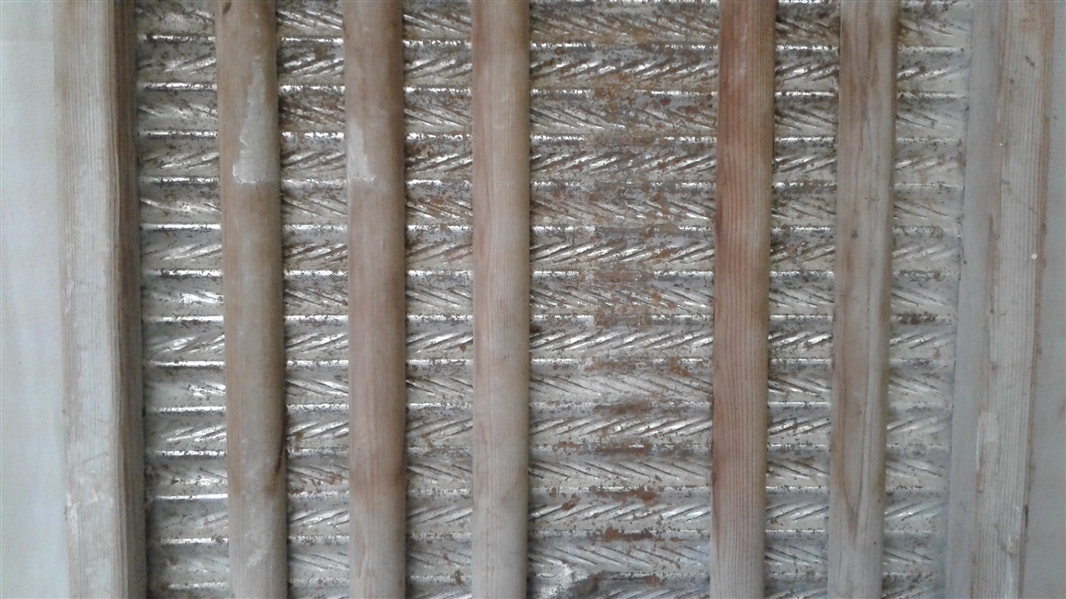 VINTAGE HOWARD MANUFACTURING COMPANY WASHBOARD