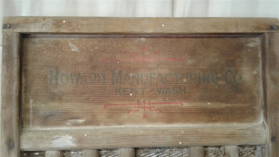 VINTAGE HOWARD MANUFACTURING COMPANY WASHBOARD