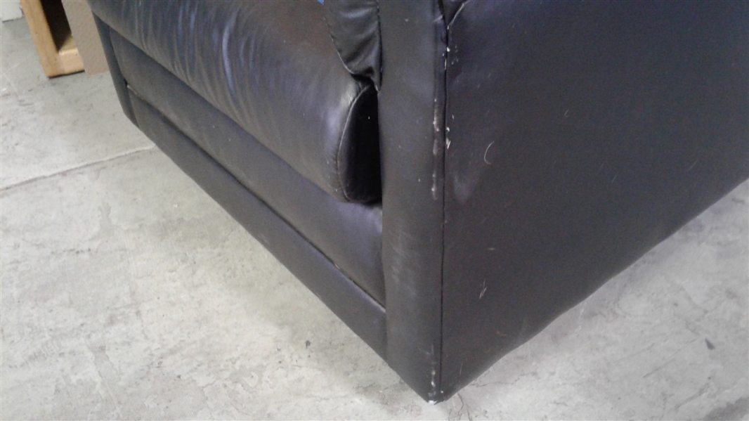 THE LEATHER FACTORY  VINTAGE LEATHER LOUNGE CHAIR
