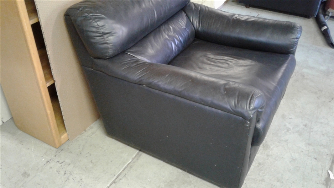 THE LEATHER FACTORY  VINTAGE LEATHER LOUNGE CHAIR
