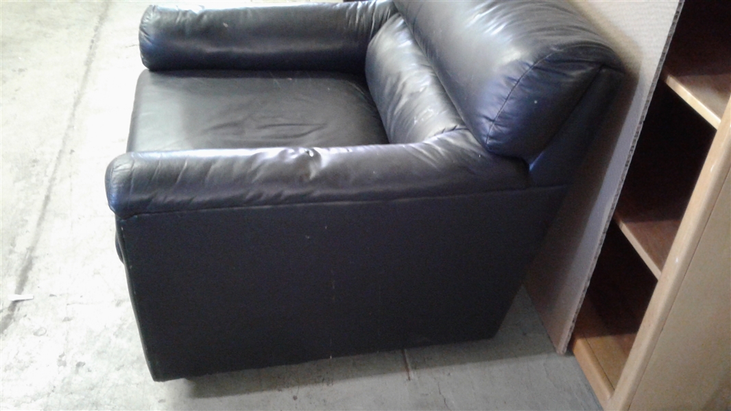 THE LEATHER FACTORY  VINTAGE LEATHER LOUNGE CHAIR