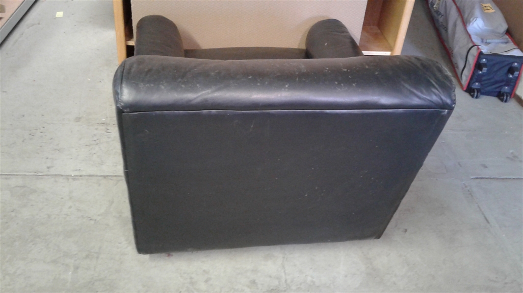 THE LEATHER FACTORY  VINTAGE LEATHER LOUNGE CHAIR