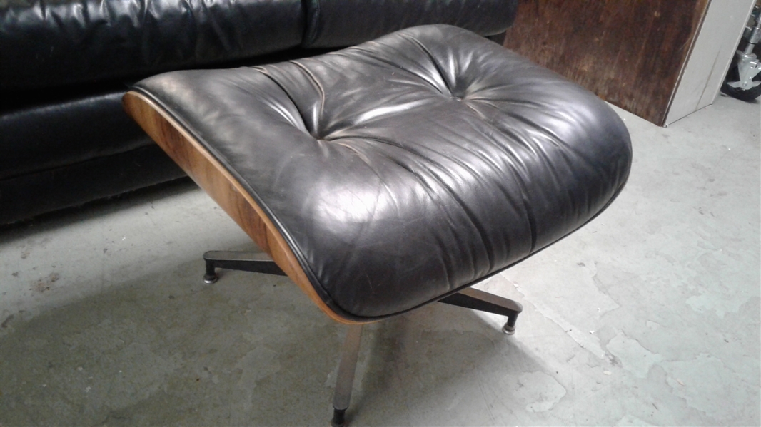TUFTED LEATHER OTTOMAN