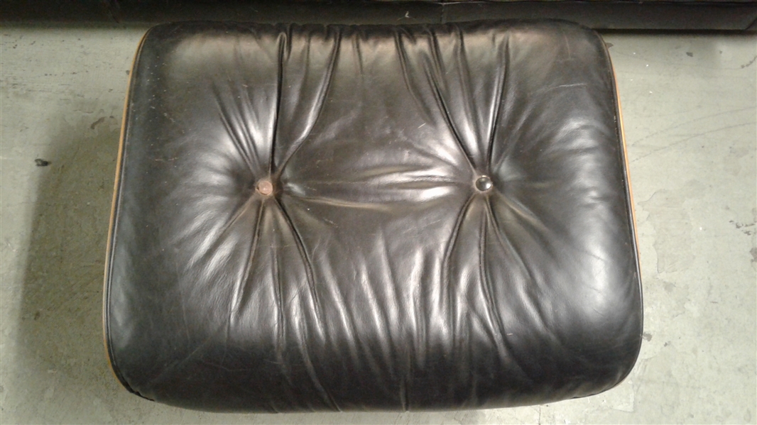 TUFTED LEATHER OTTOMAN