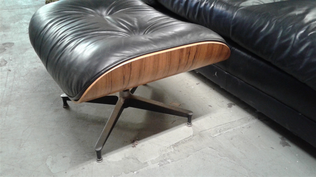 TUFTED LEATHER OTTOMAN