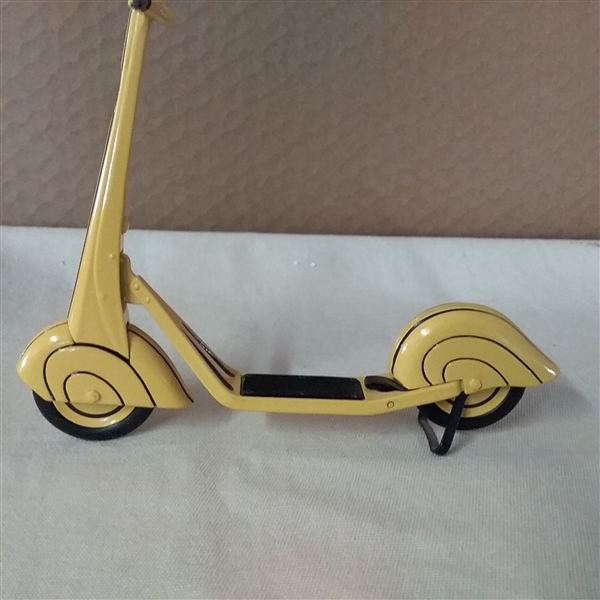 VINTAGE HALLMARK KIDDIE CAR CLASSICS 1937 STREAMLINE SCOOTER