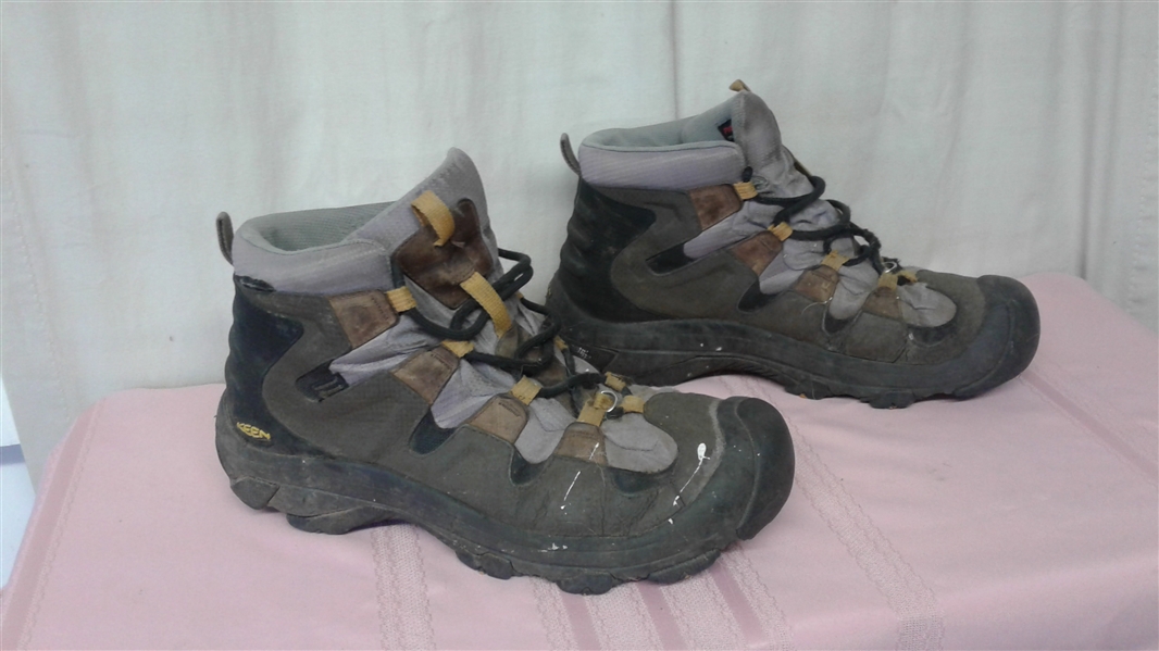 4 PAIR OF MEN'S BOOTS- KAMIK KEEN BAFFIN & GORE-TEX