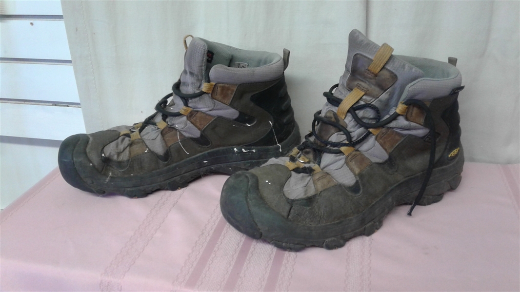4 PAIR OF MEN'S BOOTS- KAMIK KEEN BAFFIN & GORE-TEX