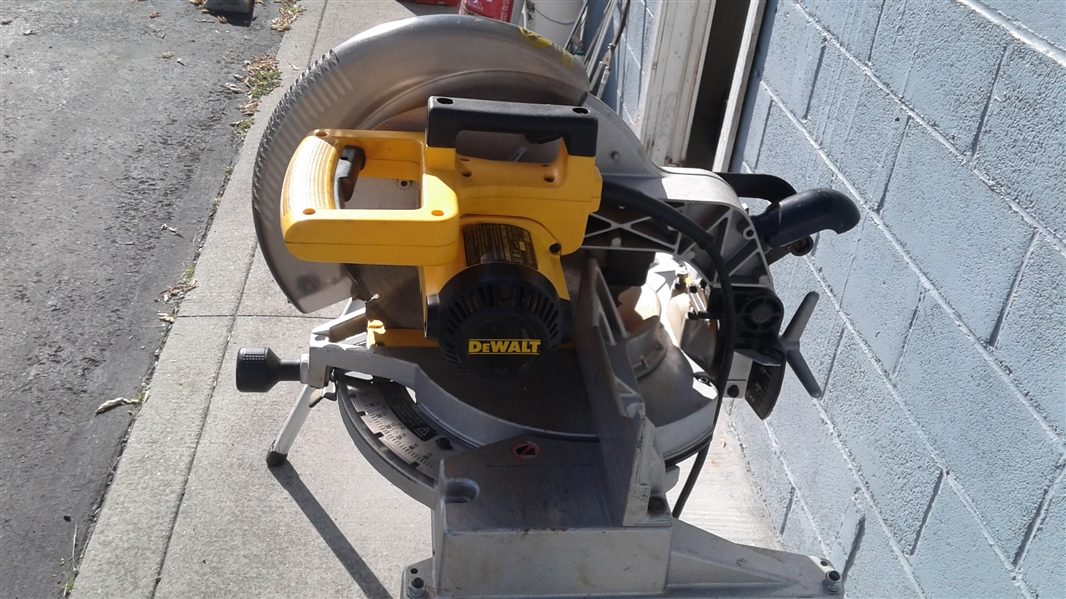 DEWALT 12 COMPOUND MITER SAW AND HEAVY DUTY STAND