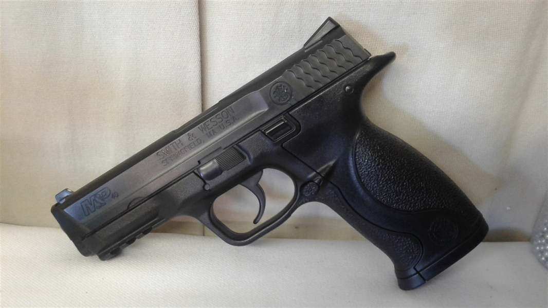 SMITH & WESSON CO2 BB GUN AND ACCESSORIES