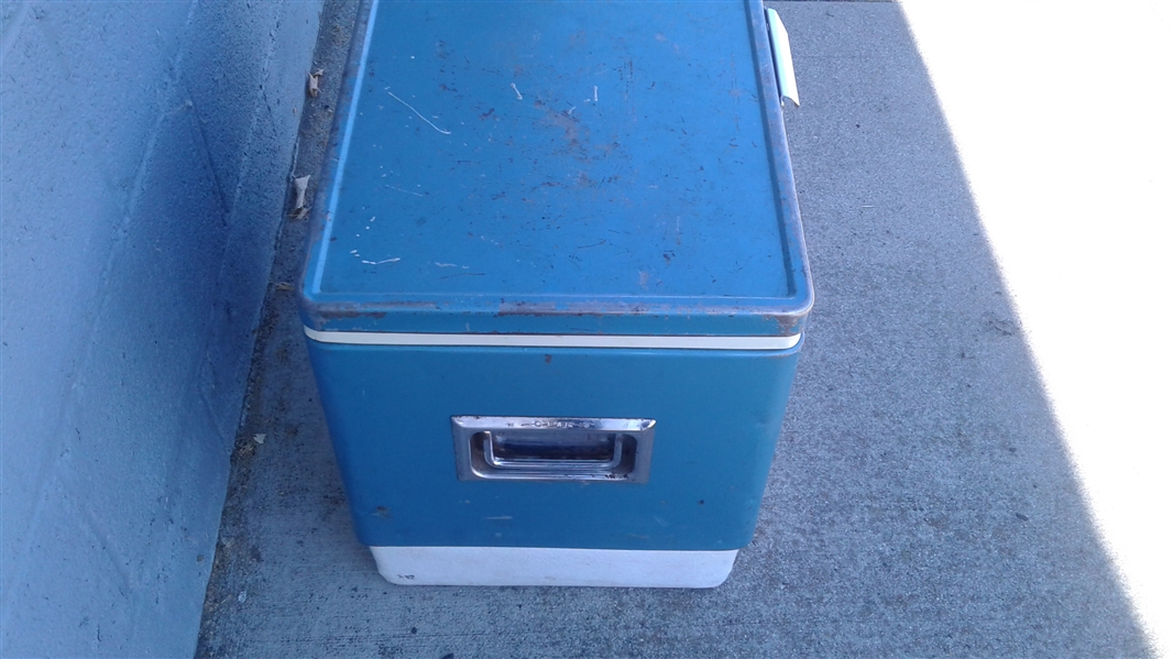 VINTAGE METAL  COLEMAN ICE CHEST