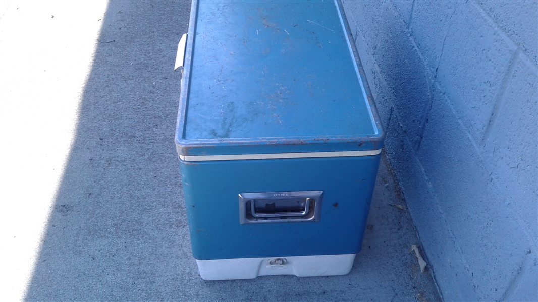 VINTAGE METAL  COLEMAN ICE CHEST