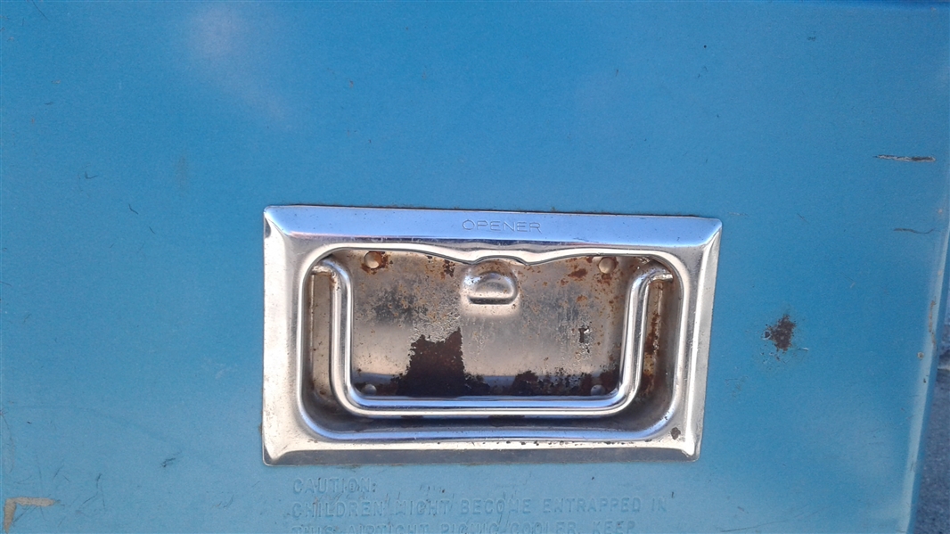 VINTAGE METAL  COLEMAN ICE CHEST