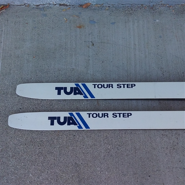 TUA TOUR STEP CROSS COUNRTY SKIS & ROSSIGNOL BOOTS