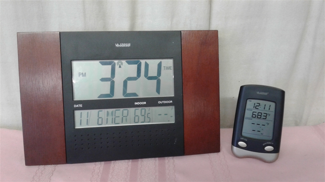 LA CROSSE TECHNOLOGY ATOMIC CLOCK WITH OUTDOOR WIRELESS TEMPERATURE AND WIRELESS WEATHER STATION