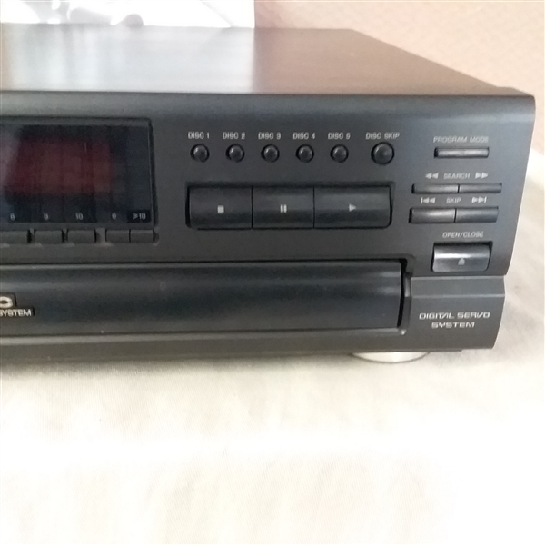 TECHNICS  COMPACT DISC CHANGER