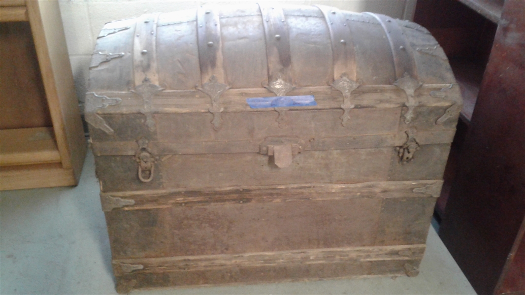 DOME TOP ANTIQUE STEAMER TRUNK