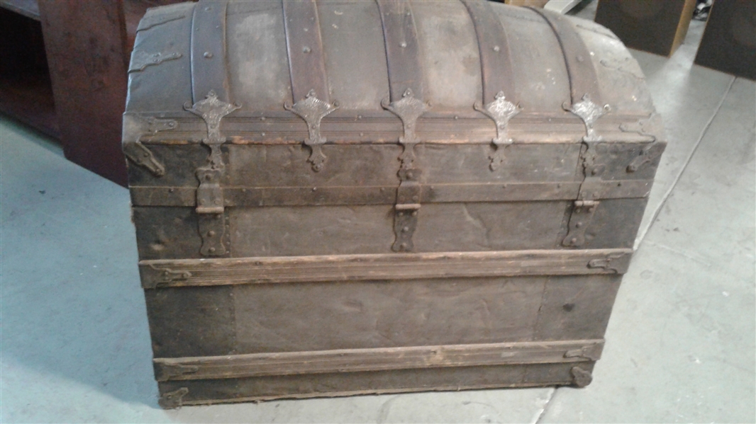DOME TOP ANTIQUE STEAMER TRUNK