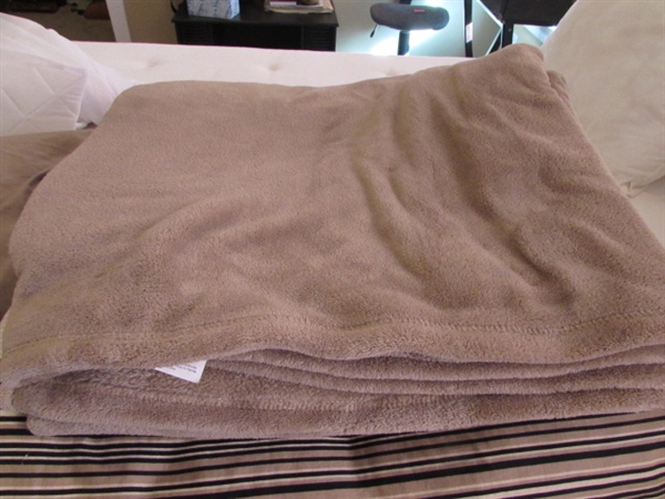 QUEEN SIZE BLANKET, DUVET, AND SHEETS