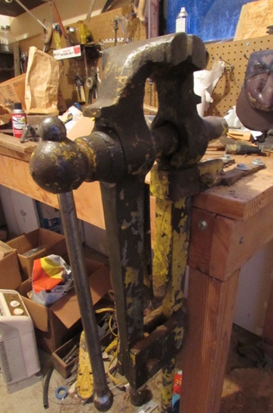 VINTAGE PEG/POST LEG BLACKSMITH VISE