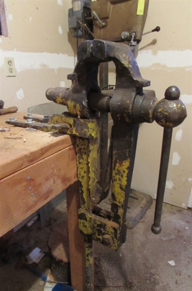 VINTAGE PEG/POST LEG BLACKSMITH VISE