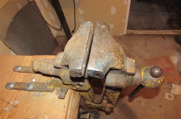 VINTAGE PEG/POST LEG BLACKSMITH VISE