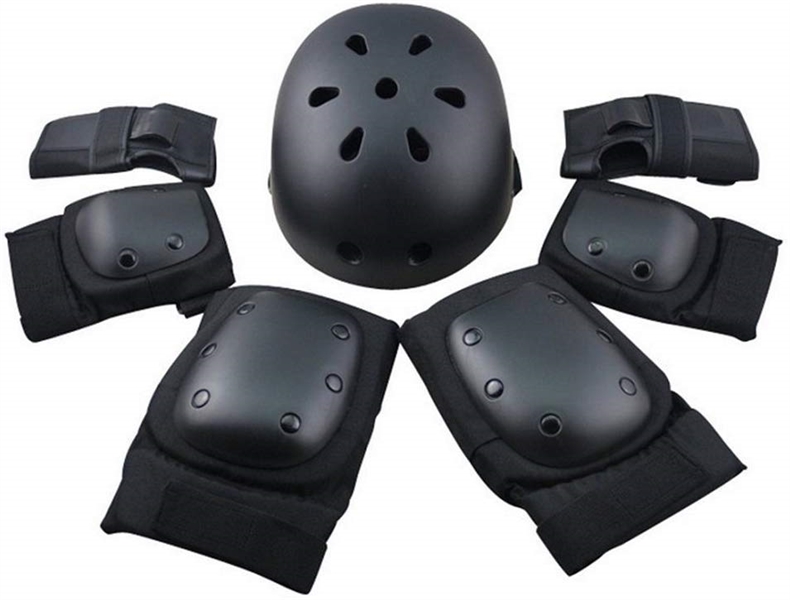 PROTECTIVE HELMET AND PAD SET